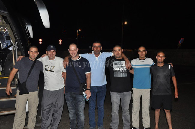 بالصور: فجراً - الفوج الثاني من معتمري مدينة يافا ينطلقون لأداء عمرة العشر الأواخر من رمضان 